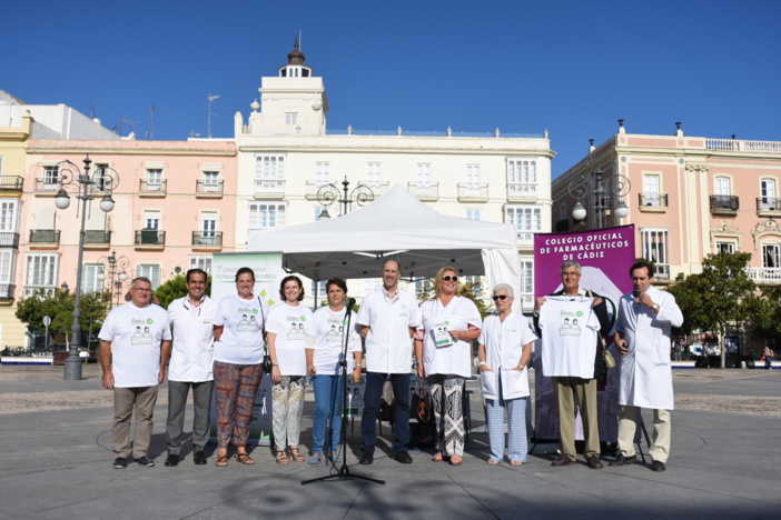 La farmacia gaditana muestra en las calles de Cádiz su compromiso con la salud de sus pacientes con motivo del día mundial de la profesión