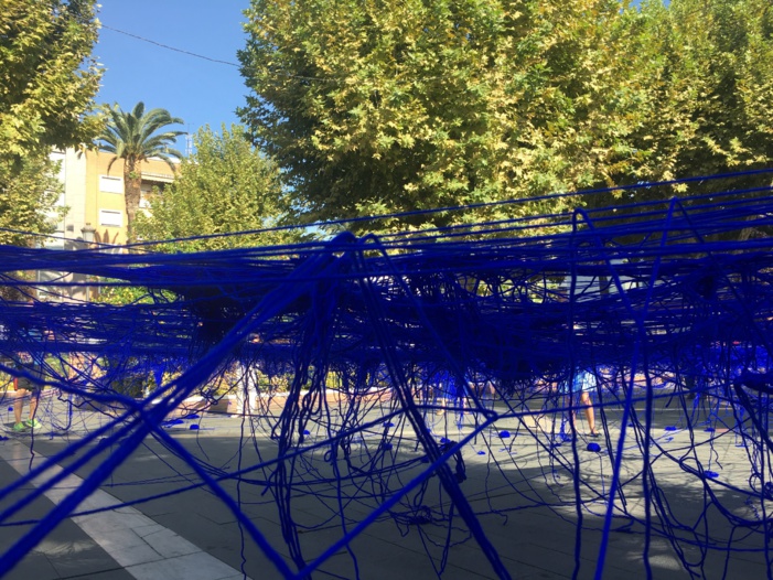 NOTA DE PRENSA: LA PLAZA DE SAN FRANCISCO DE BADAJOZ, LLENA DE AZUL CIELO A TRAVÉS DE 50 KILÓMETROS DE LANA NOTA DE PRENSA: LA PLAZA DE SAN FRANCISCO DE BADAJOZ, LLENA DE AZUL CIELO A TRAVÉS DE 50 KILÓMETROS DE LANA