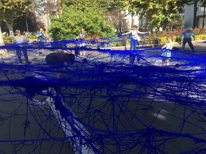 NOTA DE PRENSA: LA PLAZA DE SAN FRANCISCO DE BADAJOZ, LLENA DE AZUL CIELO A TRAVÉS DE 50 KILÓMETROS DE LANA NOTA DE PRENSA: LA PLAZA DE SAN FRANCISCO DE BADAJOZ, LLENA DE AZUL CIELO A TRAVÉS DE 50 KILÓMETROS DE LANA