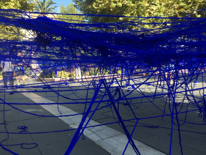 NOTA DE PRENSA: LA PLAZA DE SAN FRANCISCO DE BADAJOZ, LLENA DE AZUL CIELO A TRAVÉS DE 50 KILÓMETROS DE LANA NOTA DE PRENSA: LA PLAZA DE SAN FRANCISCO DE BADAJOZ, LLENA DE AZUL CIELO A TRAVÉS DE 50 KILÓMETROS DE LANA