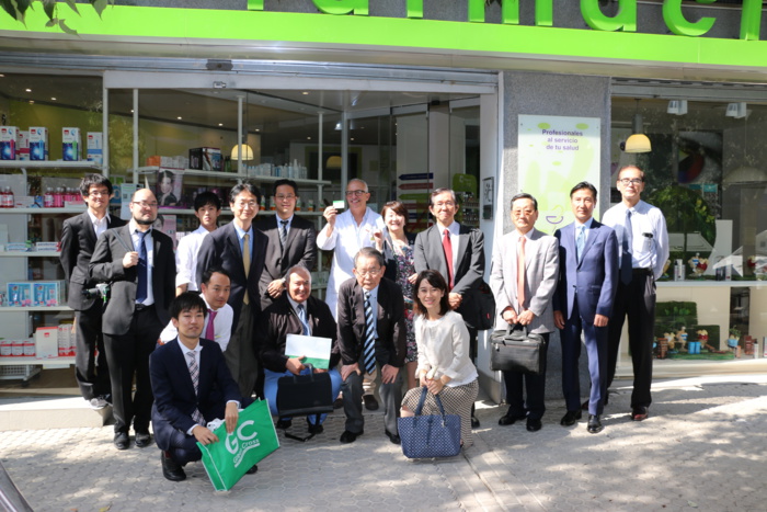 Una delegación japonesa visita una oficina de farmacia sevillana para conocer la receta electrónica y sus posibilidades en el desarrollo una farmacia asistencial y de servicios