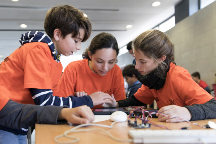 NOTA DE PRENSA: ESTUDIANTES SEVILLANOS CREAN SOLUCIONES TECNOLÓGICAS PARA LOS PROBLEMAS DE GOBERNANZA Y EDUCACIÓN DE SEVILLA EN LA PRÓXIMA DÉCADA NOTA DE PRENSA: ESTUDIANTES SEVILLANOS CREAN SOLUCIONES TECNOLÓGICAS PARA LOS PROBLEMAS DE GOBERNANZA Y EDUCACIÓN DE SEVILLA EN LA PRÓXIMA DÉCADA