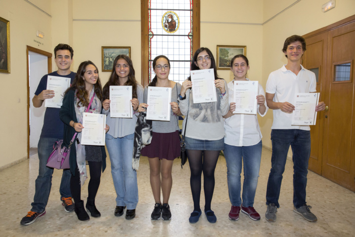 NOTA DE PRENSA: 18 ALUMNOS OBTIENEN EL DIPLOMA PROFICIENCY (C2), LA MÁXIMA CERTIFICACIÓN EN INGLÉS CON LA QUE LA UNIVERSIDAD DE CAMBRIDGE RECONOCE SU COMPETENCIA BILINGÜE COMPLETA NOTA DE PRENSA: 18 ALUMNOS OBTIENEN EL DIPLOMA PROFICIENCY (C2), LA MÁXIMA CERTIFICACIÓN EN INGLÉS CON LA QUE LA UNIVERSIDAD DE CAMBRIDGE RECONOCE SU COMPETENCIA BILINGÜE COMPLETA