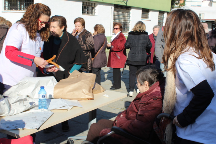 NOTA DE PRENSA: 200 CUIDADORES Y PROFESIONALES PARTICIPAN EN ‘CHURROS CONTIGO’, UN ORIGINAL DESAYUNO PARA QUE LOS VECINOS INTERCAMBIEN CONSEJOS SOBRE EL CUIDADO A PERSONAS QUE AFRONTAN ALGÚN TIPO DE ENFERMEDAD O DEPENDENCIA NOTA DE PRENSA: 200 CUIDADORES Y PROFESIONALES PARTICIPAN EN ‘CHURROS CONTIGO’, UN ORIGINAL DESAYUNO PARA QUE LOS VECINOS INTERCAMBIEN CONSEJOS SOBRE EL CUIDADO A PERSONAS QUE AFRONTAN ALGÚN TIPO DE ENFERMEDAD O DEPENDENCIA