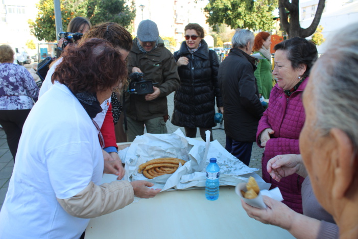 NOTA DE PRENSA: 200 CUIDADORES Y PROFESIONALES PARTICIPAN EN ‘CHURROS CONTIGO’, UN ORIGINAL DESAYUNO PARA QUE LOS VECINOS INTERCAMBIEN CONSEJOS SOBRE EL CUIDADO A PERSONAS QUE AFRONTAN ALGÚN TIPO DE ENFERMEDAD O DEPENDENCIA NOTA DE PRENSA: 200 CUIDADORES Y PROFESIONALES PARTICIPAN EN ‘CHURROS CONTIGO’, UN ORIGINAL DESAYUNO PARA QUE LOS VECINOS INTERCAMBIEN CONSEJOS SOBRE EL CUIDADO A PERSONAS QUE AFRONTAN ALGÚN TIPO DE ENFERMEDAD O DEPENDENCIA