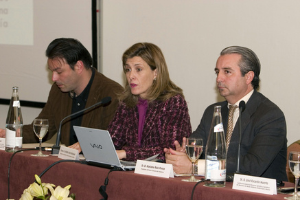 De izquierda a derecha: Stef de Haan, responsable de la Red Iberoamericana de Innovación en Mejoramiento y Diseminación de la Patata, perteneciente al Centro Internacional de la Patata de Lima (Perú); Judith Anda, , la directora general de Producción De izquierda a derecha: Stef de Haan, responsable de la Red Iberoamericana de Innovación en Mejoramiento y Diseminación de la Patata, perteneciente al Centro Internacional de la Patata de Lima (Perú); Judith Anda, , la directora general de Producción