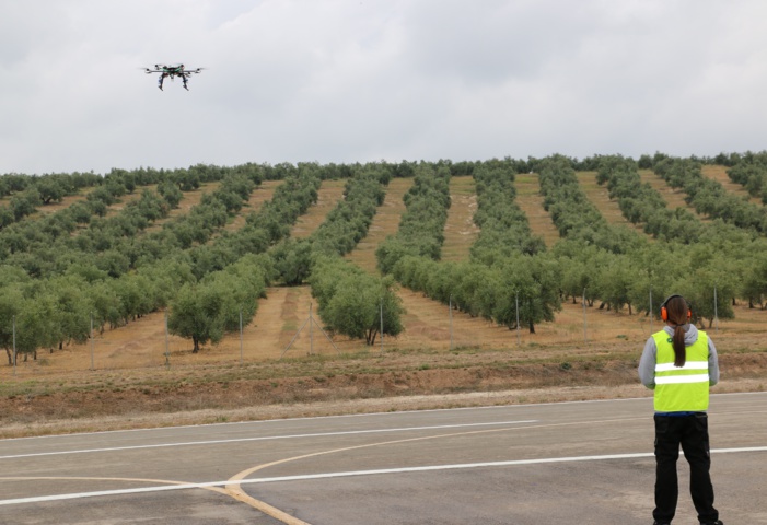 El Centro ATLAS de Jaén acoge una jornada de vuelos con aviones no tripulados para su facilitar su uso en operaciones relacionadas con la extinción de incendios y el transporte de medicamentos El Centro ATLAS de Jaén acoge una jornada de vuelos con aviones no tripulados para su facilitar su uso en operaciones relacionadas con la extinción de incendios y el transporte de medicamentos