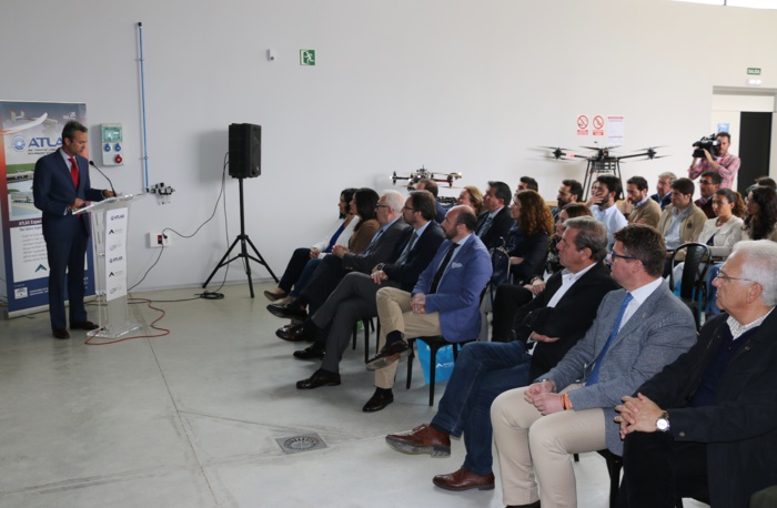 El Centro ATLAS de Jaén acoge una jornada de vuelos con aviones no tripulados para su facilitar su uso en operaciones relacionadas con la extinción de incendios y el transporte de medicamentos El Centro ATLAS de Jaén acoge una jornada de vuelos con aviones no tripulados para su facilitar su uso en operaciones relacionadas con la extinción de incendios y el transporte de medicamentos