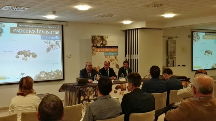 NOTA DE PRENSA: LA CONFEDERACIÓN HIDROGRÁFICA DEL GUADALQUIVIR Y LA CONSEJERÍA DE MEDIO AMBIENTE Y ORDENACIÓN DEL TERRITORIO UNEN SUS FUERZAS ANTE LA PREOCUPACIÓN POR EL CRECIMIENTO DE LAS ESPECIES INVASORAS NOTA DE PRENSA: LA CONFEDERACIÓN HIDROGRÁFICA DEL GUADALQUIVIR Y LA CONSEJERÍA DE MEDIO AMBIENTE Y ORDENACIÓN DEL TERRITORIO UNEN SUS FUERZAS ANTE LA PREOCUPACIÓN POR EL CRECIMIENTO DE LAS ESPECIES INVASORAS