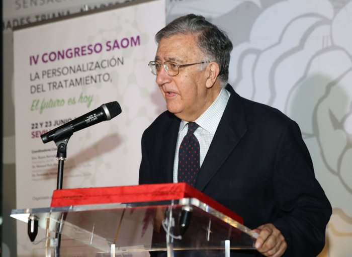 Los oncólogos médicos andaluces reconocen la labor de la presidenta de ANDEX y la del impulsor de la especialidad de Oncología Médica Los oncólogos médicos andaluces reconocen la labor de la presidenta de ANDEX y la del impulsor de la especialidad de Oncología Médica