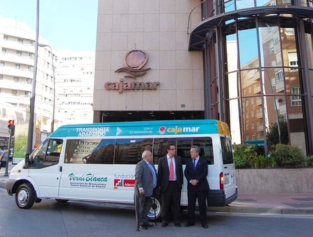 CAJAMAR Y FUNDACIÓN ADECCO ENTREGAN UN VEHÍCULO ADAPTADO A LA ASOCIACIÓN ALMERIENSE VERDIBLANCA CAJAMAR Y FUNDACIÓN ADECCO ENTREGAN UN VEHÍCULO ADAPTADO A LA ASOCIACIÓN ALMERIENSE VERDIBLANCA