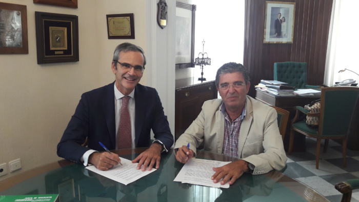El Colegio de Farmacéuticos de Cádiz firma con la Delegación Territorial de Salud su adhesión a la Red Andaluza de Servicios Sanitarios y Espacios Libres de Humo El Colegio de Farmacéuticos de Cádiz firma con la Delegación Territorial de Salud su adhesión a la Red Andaluza de Servicios Sanitarios y Espacios Libres de Humo