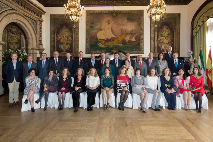 LOS FARMACÉUTICOS SEVILLANOS DISTINGUEN CON  LAS INSIGNIAS DE ORO Y PLATA A LOS FARMACÉUTICOS QUE HAN CUMPLIDO 25 Y 40 AÑOS DE COLEGIACIÓN LOS FARMACÉUTICOS SEVILLANOS DISTINGUEN CON  LAS INSIGNIAS DE ORO Y PLATA A LOS FARMACÉUTICOS QUE HAN CUMPLIDO 25 Y 40 AÑOS DE COLEGIACIÓN