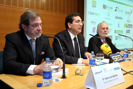 Juan Luis Cebrián, Antonio Pulido, e Isaías Pérez Saldaña, durante la conferencia impartida en el Foro Innovatec.