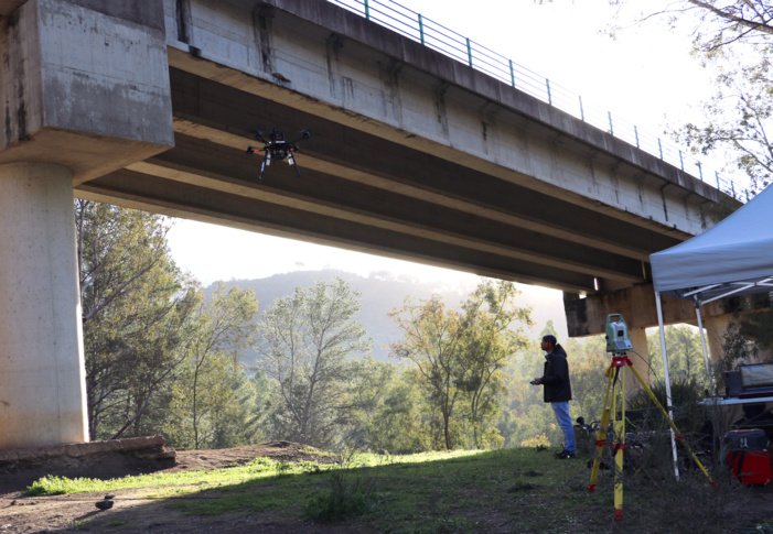 Ingenieros e investigadores andaluces realizan en Algodonales (Cádiz) el vuelo del primer robot aéreo del mundo especializado en la inspección de puentes con un brazo articulado