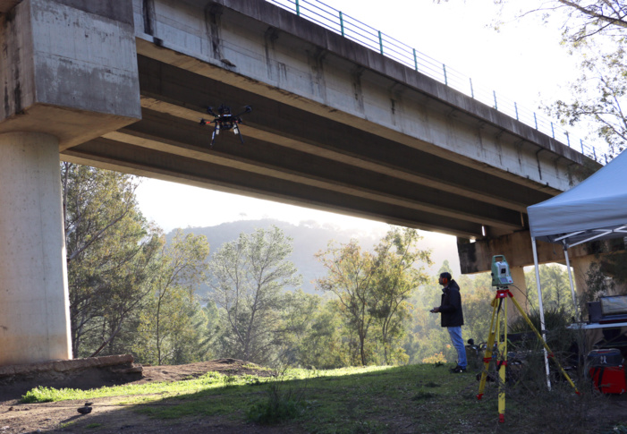 Ingenieros e investigadores andaluces realizan en Algodonales (Cádiz) el vuelo del primer robot aéreo del mundo especializado en la inspección de puentes con un brazo articulado Ingenieros e investigadores andaluces realizan en Algodonales (Cádiz) el vuelo del primer robot aéreo del mundo especializado en la inspección de puentes con un brazo articulado