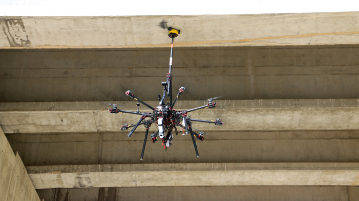 Ingenieros e investigadores andaluces realizan en Algodonales (Cádiz) el vuelo del primer robot aéreo del mundo especializado en la inspección de puentes con un brazo articulado Ingenieros e investigadores andaluces realizan en Algodonales (Cádiz) el vuelo del primer robot aéreo del mundo especializado en la inspección de puentes con un brazo articulado