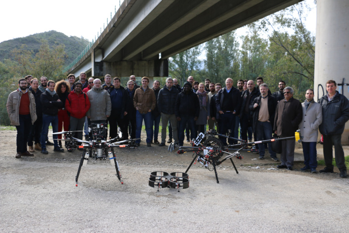 Ingenieros e investigadores andaluces realizan en Algodonales (Cádiz) el vuelo del primer robot aéreo del mundo especializado en la inspección de puentes con un brazo articulado