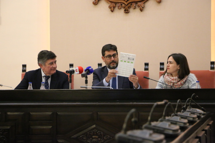 El Colegio de Farmacéuticos de Sevilla y el Ayuntamiento de Utrera suscriben un acuerdo pionero en Andalucía para facilitar a los pacientes el acceso a un sistema personalizado de dosificación de medicamentos El Colegio de Farmacéuticos de Sevilla y el Ayuntamiento de Utrera suscriben un acuerdo pionero en Andalucía para facilitar a los pacientes el acceso a un sistema personalizado de dosificación de medicamentos