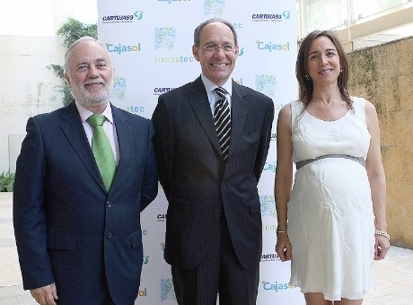 Isaías Pérez Saldaña, presidente de Cartuja 93; José Juan Díaz Trillo, consejero de Medio Ambiente; y Rosa Santos, subdirectora institucional de Cajasol. Isaías Pérez Saldaña, presidente de Cartuja 93; José Juan Díaz Trillo, consejero de Medio Ambiente; y Rosa Santos, subdirectora institucional de Cajasol.