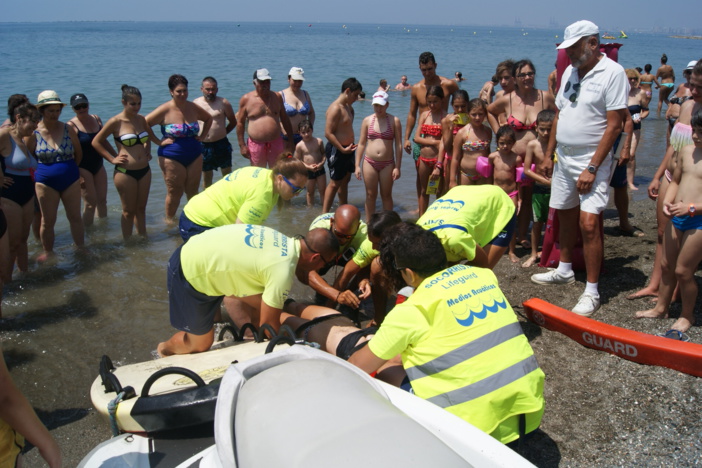 Médicos de UCI de Málaga enseñan en la playa cómo realizar reanimación cardio-pulmonar ante casos de urgencia