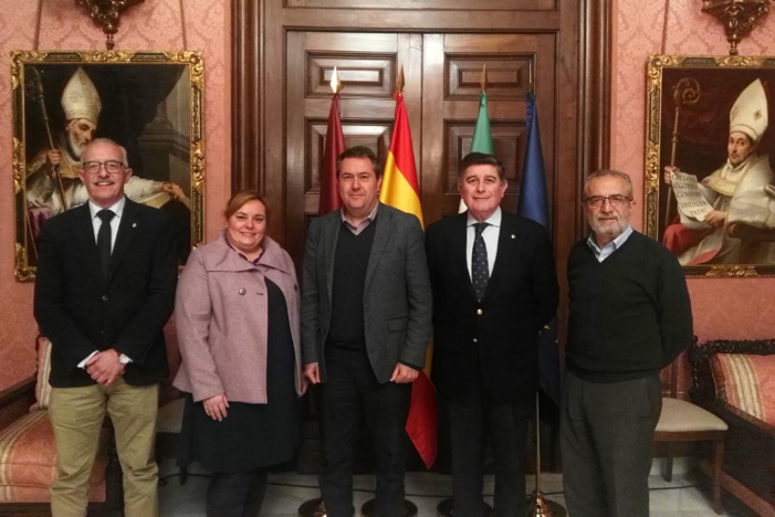 El Colegio de Farmacéuticos presenta al alcalde el congreso internacional de enfermedades raras de 2019 y el encuentro mundial de farmacéuticos de 2020 que tendrán lugar en Sevilla El Colegio de Farmacéuticos presenta al alcalde el congreso internacional de enfermedades raras de 2019 y el encuentro mundial de farmacéuticos de 2020 que tendrán lugar en Sevilla