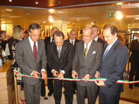 Foto:  De izquierda a derecha, Pasquale Terracciano, embajador de Italia en España, Gaetano Cola, presidente de la Unión de Cámaras de Comercio de Campania, Augusto Estrianese, presidente de la Cámara de Comercio de Salerno, y Arsenio de la Vega, miembro de dirección de El Corte de Inglés. Foto:  De izquierda a derecha, Pasquale Terracciano, embajador de Italia en España, Gaetano Cola, presidente de la Unión de Cámaras de Comercio de Campania, Augusto Estrianese, presidente de la Cámara de Comercio de Salerno, y Arsenio de la Vega, miembro de dirección de El Corte de Inglés.