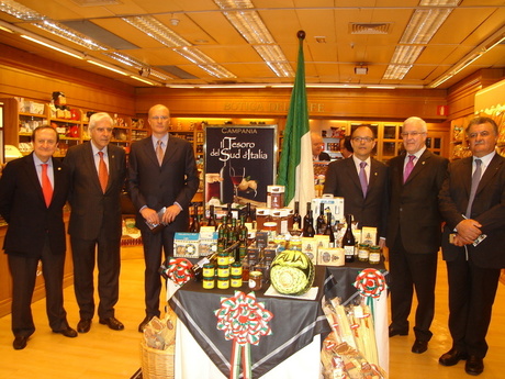 FOTOGRAFÍA ADJUNTA: (de izquierda a derecha) Augusto Jannone, presidente de la Asociación Cámara Italiana de Sevilla, José Ignacio García, director de El Corte Inglés de Diagonal, Roberto Natali, cónsul general de Italia en Barcelona, Jordi Tarafa, subdirector de El Corte Inglés de Diagonal, Plácido del Campo, responsable del Área de Alimentación de El Corte Inglés de Diagonal, Luigi Scorziello, miembro de la Cámara de Comercio de Salerno y consejero de Unioncamere Campania FOTOGRAFÍA ADJUNTA: (de izquierda a derecha) Augusto Jannone, presidente de la Asociación Cámara Italiana de Sevilla, José Ignacio García, director de El Corte Inglés de Diagonal, Roberto Natali, cónsul general de Italia en Barcelona, Jordi Tarafa, subdirector de El Corte Inglés de Diagonal, Plácido del Campo, responsable del Área de Alimentación de El Corte Inglés de Diagonal, Luigi Scorziello, miembro de la Cámara de Comercio de Salerno y consejero de Unioncamere Campania