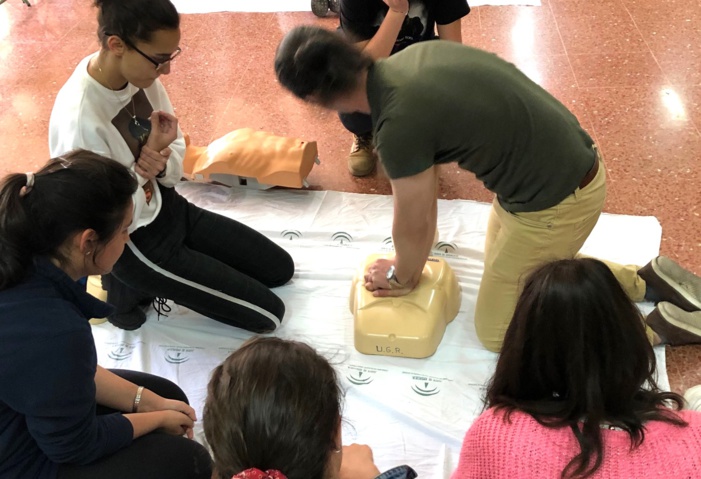 Médicos de UCI andaluzas y la Universidad de Granada analizan en un instituto granadino los beneficios de formar a todo su alumnado y claustro de profesores en primeros auxilios Médicos de UCI andaluzas y la Universidad de Granada analizan en un instituto granadino los beneficios de formar a todo su alumnado y claustro de profesores en primeros auxilios