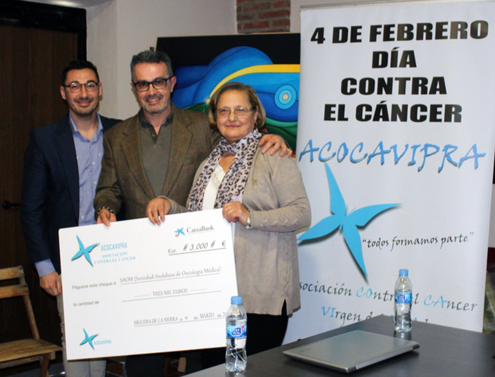 La asociación onubense ACOCAVIPRA aporta un donativo de 3.000 euros a la Sociedad Andaluza de Oncología Médica para fomentar la investigación sobre el cáncer
