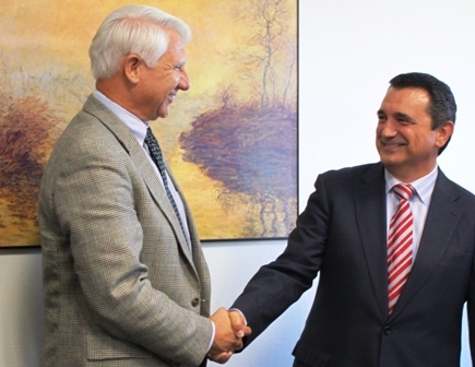 El vicepresidente de GP Energy Services, Joe Nasal (a la izquierda), y el consejero delegado de INERCO, José González, suscriben la alianza entre ambas compañías.