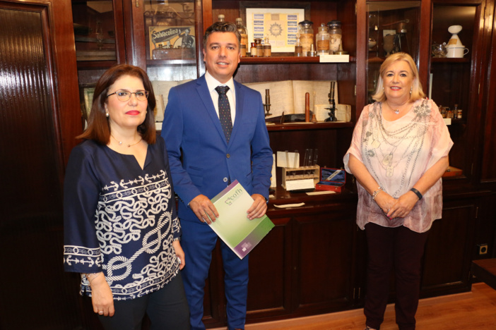 El Colegio de Farmacéuticos acoge hasta final de año una muestra que repasa, mediante objetos, documentos y fotografías, cien años de historia de la farmacia onubense El Colegio de Farmacéuticos acoge hasta final de año una muestra que repasa, mediante objetos, documentos y fotografías, cien años de historia de la farmacia onubense