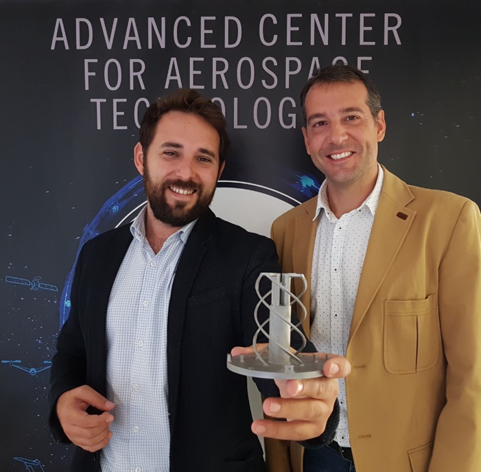 Carlos Galleguillos (Ingeniero de la unidad de Fabricación Aditiva) y Fernando Lasagni (Director Técnico – Materiales & Procesos) de CATEC Carlos Galleguillos (Ingeniero de la unidad de Fabricación Aditiva) y Fernando Lasagni (Director Técnico – Materiales & Procesos) de CATEC