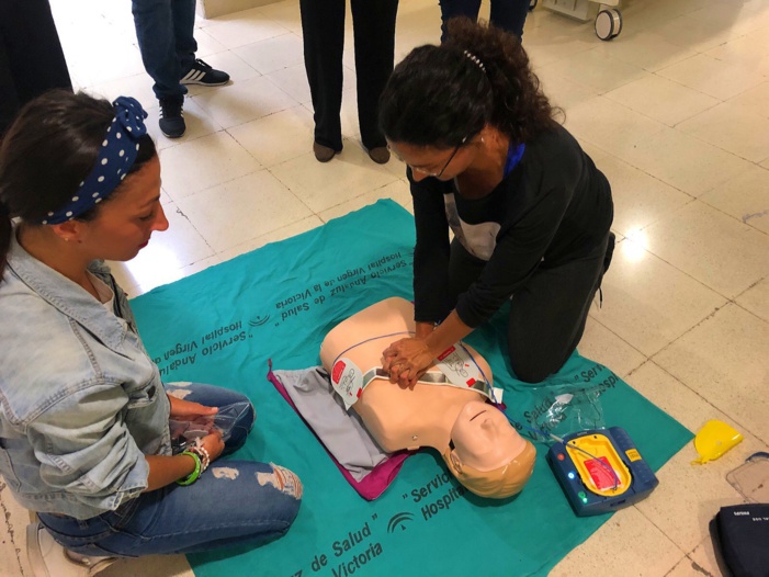 NOTA DE PRENSA: LOS FALLECIMIENTOS EN ANDALUCÍA POR PARADA CARDIORRESPIRATORIA SÚBITA DESCIENDEN CASI UN 10% EN EL ÚLTIMO AÑO A PESAR DE CONTAR EN ESPAÑA CON MENOS DESFIBRILADORES Y FORMACIÓN EN LA POBLACIÓN QUE LOS PAÍSES DE SU ENTORNO NOTA DE PRENSA: LOS FALLECIMIENTOS EN ANDALUCÍA POR PARADA CARDIORRESPIRATORIA SÚBITA DESCIENDEN CASI UN 10% EN EL ÚLTIMO AÑO A PESAR DE CONTAR EN ESPAÑA CON MENOS DESFIBRILADORES Y FORMACIÓN EN LA POBLACIÓN QUE LOS PAÍSES DE SU ENTORNO