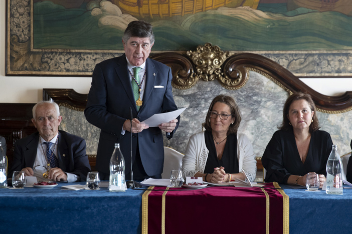 Los farmacéuticos sevillanos distinguen con las insignias de oro y plata a los compañeros que cumplen 25 y 40 años de colegiación Los farmacéuticos sevillanos distinguen con las insignias de oro y plata a los compañeros que cumplen 25 y 40 años de colegiación