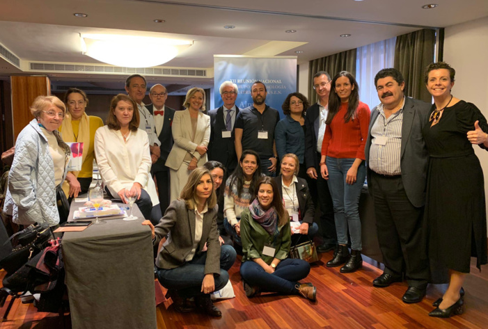 Más del 50% de pacientes con enfermedad renal que requieren diálisis para sustituir la función de sus riñones son mayores de 65 años Más del 50% de pacientes con enfermedad renal que requieren diálisis para sustituir la función de sus riñones son mayores de 65 años