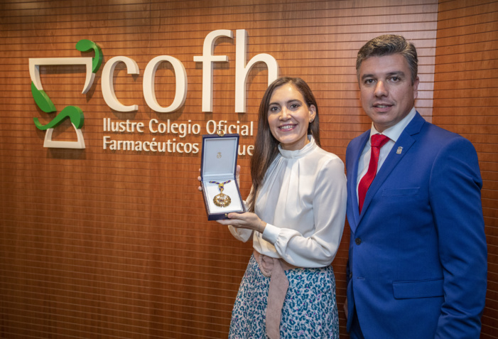 Los farmacéuticos onubenses entregan su máxima distinción, la Carabela La Pinta en su categoría de oro, a la ‘influencer’ sanitaria Boticaria García Los farmacéuticos onubenses entregan su máxima distinción, la Carabela La Pinta en su categoría de oro, a la ‘influencer’ sanitaria Boticaria García