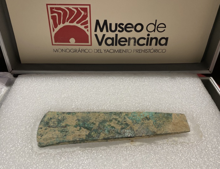 EL AYUNTAMIENTO IMPULSA UNA INVESTIGACIÓN INTERNACIONAL EN TORNO AL HACHA HALLADA EN EL YACIMIENTO DE VALENCINA Y PRESENTARÁ EN MARZO LA MUSEALIZACIÓN DE LOS RESTOS ARQUEOLÓGICOS HALLADOS EN EL SOLAR DE LA BIBLIOTECA MUNICIPAL EL AYUNTAMIENTO IMPULSA UNA INVESTIGACIÓN INTERNACIONAL EN TORNO AL HACHA HALLADA EN EL YACIMIENTO DE VALENCINA Y PRESENTARÁ EN MARZO LA MUSEALIZACIÓN DE LOS RESTOS ARQUEOLÓGICOS HALLADOS EN EL SOLAR DE LA BIBLIOTECA MUNICIPAL