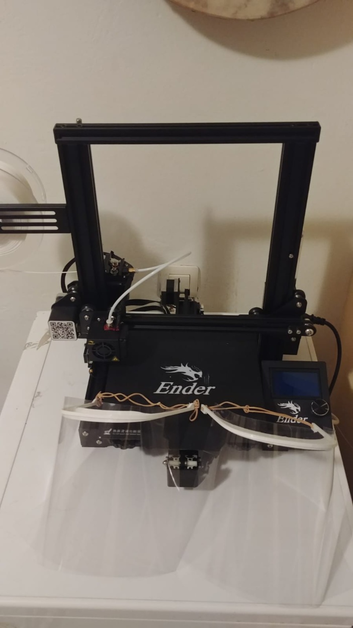 NOTA DE PRENSA: EL COLEGIO INTERNACIONAL DE SEVILLA SAN FRANCISCO DE PAULA FABRICARÁ 60 VISERAS SEMANALES EN 3D PARA PERSONAL SANITARIO DEL HOSPITAL VIRGEN DEL ROCÍO NOTA DE PRENSA: EL COLEGIO INTERNACIONAL DE SEVILLA SAN FRANCISCO DE PAULA FABRICARÁ 60 VISERAS SEMANALES EN 3D PARA PERSONAL SANITARIO DEL HOSPITAL VIRGEN DEL ROCÍO