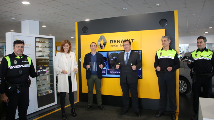 Grupo Renault y Grupo Syrsa donan 800 pantallas de protección facial a la Policía Local de Sevilla Grupo Renault y Grupo Syrsa donan 800 pantallas de protección facial a la Policía Local de Sevilla