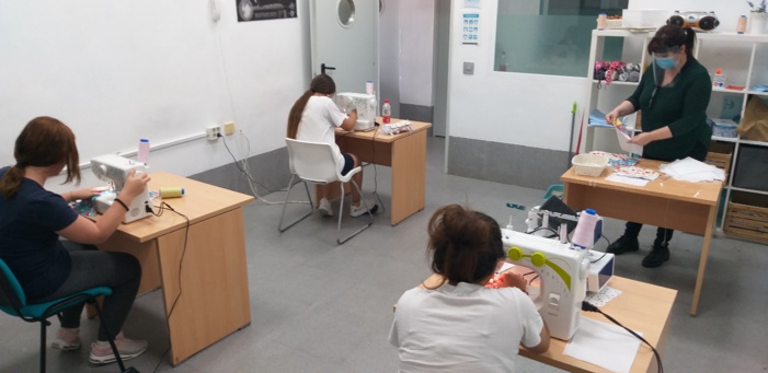 JÓVENES DEL CIMI SIERRA MORENA ELABORAN MASCARILLAS HIGIÉNICAS DE PROTECCIÓN A LA COVID-19 PARA COLECTIVOS SOCIALES VULNERABLES JÓVENES DEL CIMI SIERRA MORENA ELABORAN MASCARILLAS HIGIÉNICAS DE PROTECCIÓN A LA COVID-19 PARA COLECTIVOS SOCIALES VULNERABLES