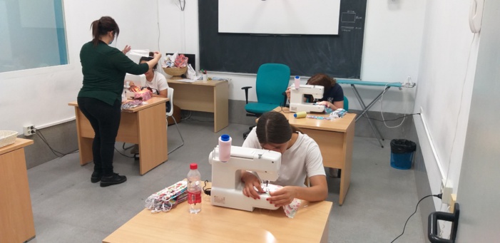 JÓVENES DEL CIMI SIERRA MORENA ELABORAN MASCARILLAS HIGIÉNICAS DE PROTECCIÓN A LA COVID-19 PARA COLECTIVOS SOCIALES VULNERABLES JÓVENES DEL CIMI SIERRA MORENA ELABORAN MASCARILLAS HIGIÉNICAS DE PROTECCIÓN A LA COVID-19 PARA COLECTIVOS SOCIALES VULNERABLES