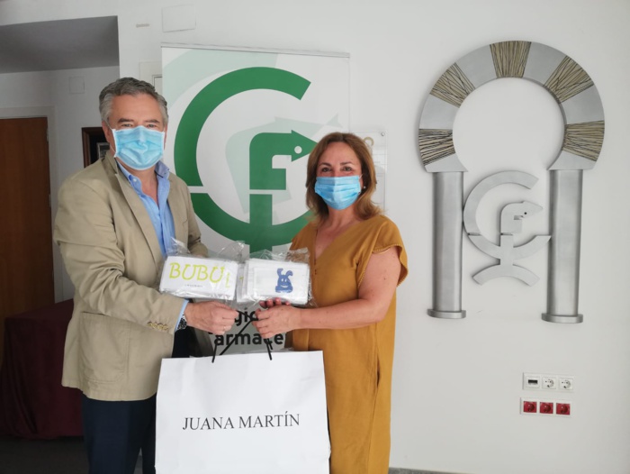 El Colegio de Farmacéuticos de Córdoba entrega a ADEVIDA mascarillas infantiles creadas por la diseñadora Juana Martín El Colegio de Farmacéuticos de Córdoba entrega a ADEVIDA mascarillas infantiles creadas por la diseñadora Juana Martín