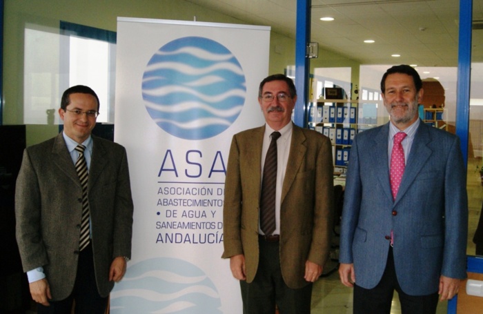 De izq. a der., el presidente de ANFAGUA, Víctor Pinedo; el gerente de ASA-Andalucía, Manuel Bermúdez,  y el coordinador de la Comisión Técnica de ANFAGUA, Juan Carlos Áyora.