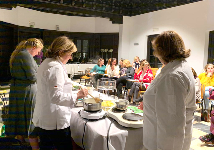 Nuevo Futuro Sevilla celebra este fin de semana diversos talleres con temáticas de Navidad para recaudar fondos para el programa de refuerzo escolar de sus menores Nuevo Futuro Sevilla celebra este fin de semana diversos talleres con temáticas de Navidad para recaudar fondos para el programa de refuerzo escolar de sus menores