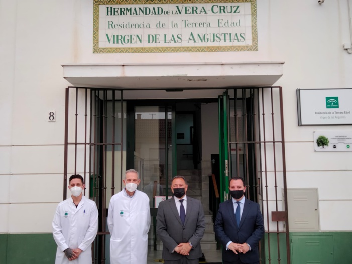 El delegado del Gobierno de la Junta de Andalucía visita la Residencia de la Tercera Edad “Virgen de las Angustias” y la exposición histórica de la hermandad de la Vera-Cruz de Alcalá del Río El delegado del Gobierno de la Junta de Andalucía visita la Residencia de la Tercera Edad “Virgen de las Angustias” y la exposición histórica de la hermandad de la Vera-Cruz de Alcalá del Río