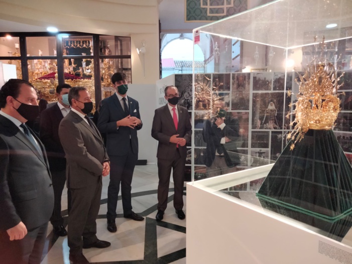 El delegado del Gobierno de la Junta de Andalucía visita la Residencia de la Tercera Edad “Virgen de las Angustias” y la exposición histórica de la hermandad de la Vera-Cruz de Alcalá del Río El delegado del Gobierno de la Junta de Andalucía visita la Residencia de la Tercera Edad “Virgen de las Angustias” y la exposición histórica de la hermandad de la Vera-Cruz de Alcalá del Río