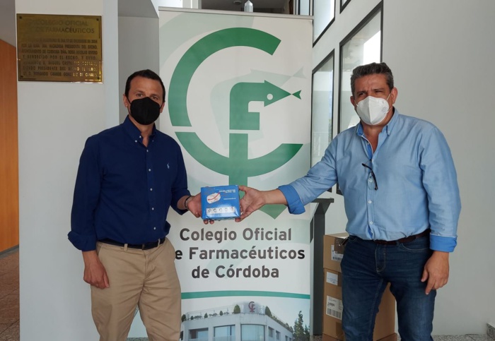 El Colegio de Farmacéuticos de Córdoba entrega medio millar de mascarillas FFP2 y 10 litros de gel hidroalcohólico a la Red Española de Madres y Padres Solidarios El Colegio de Farmacéuticos de Córdoba entrega medio millar de mascarillas FFP2 y 10 litros de gel hidroalcohólico a la Red Española de Madres y Padres Solidarios