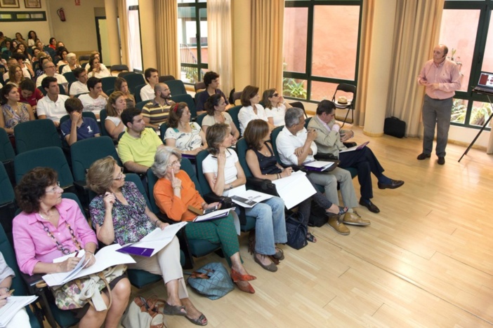 El Colegio de Farmacéuticos forma a más de un centenar de voluntarios de la Orden de Malta para el comedor benéfico que la fundación mantiene en Sevilla El Colegio de Farmacéuticos forma a más de un centenar de voluntarios de la Orden de Malta para el comedor benéfico que la fundación mantiene en Sevilla