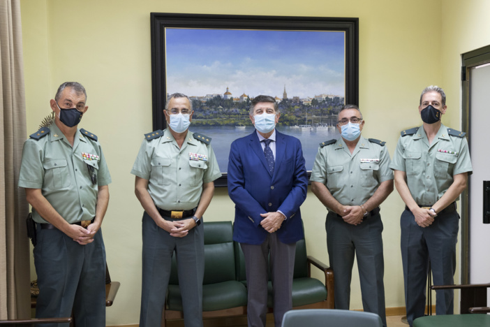 Los farmacéuticos de Sevilla se suman al 'Plan Mayor Seguridad' de la Guardia Civil para mejorar la seguridad de las personas de edad avanzada Los farmacéuticos de Sevilla se suman al 'Plan Mayor Seguridad' de la Guardia Civil para mejorar la seguridad de las personas de edad avanzada